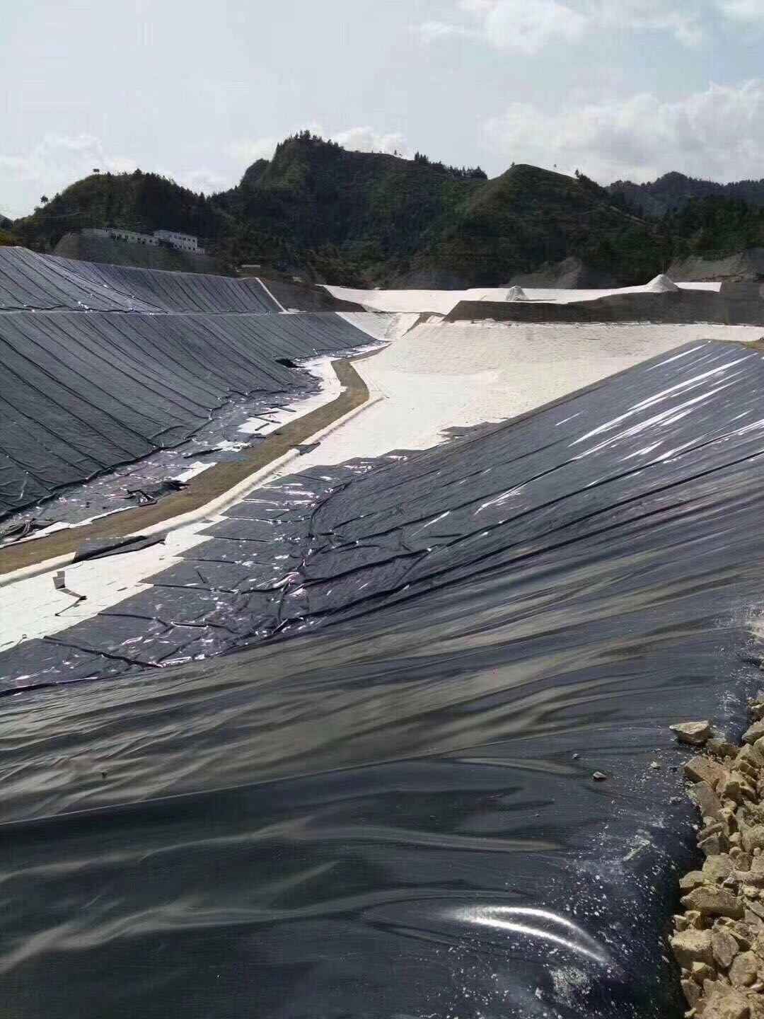 HDPE防滲膜在污水蒸發(fā)池鋪設(shè)特有步驟有哪些？